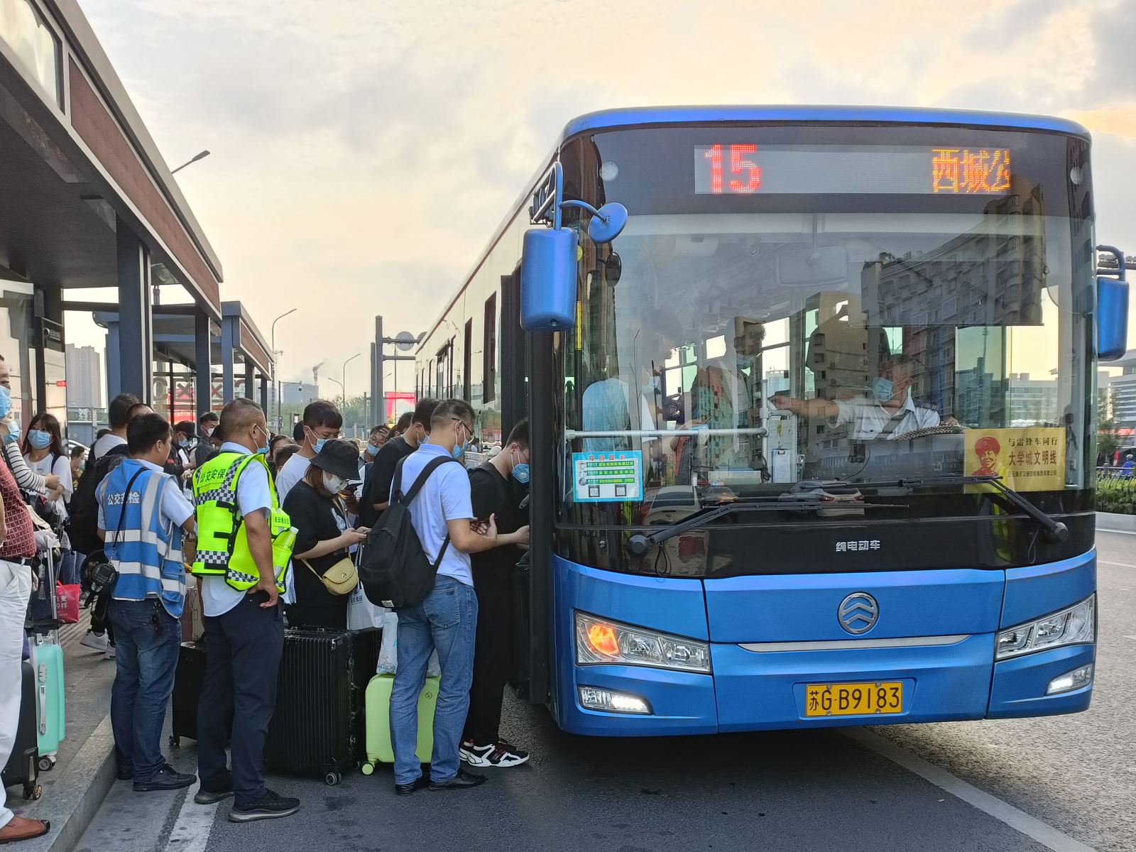 公交集團(tuán)公交事業(yè)一部做好中秋小長假客流疏導(dǎo)工作 保障運營安全